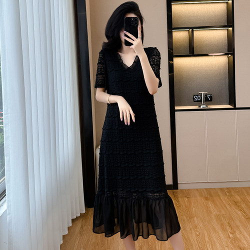 法式蕾丝肌理感连衣裙女夏新款高级感轻奢大码气质v领显瘦小黑裙 - 图1