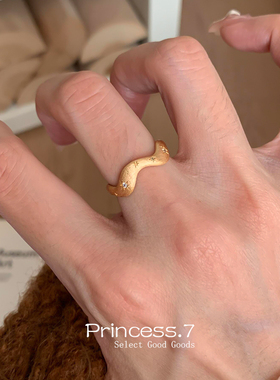 不掉色!金色拉丝波浪戒指