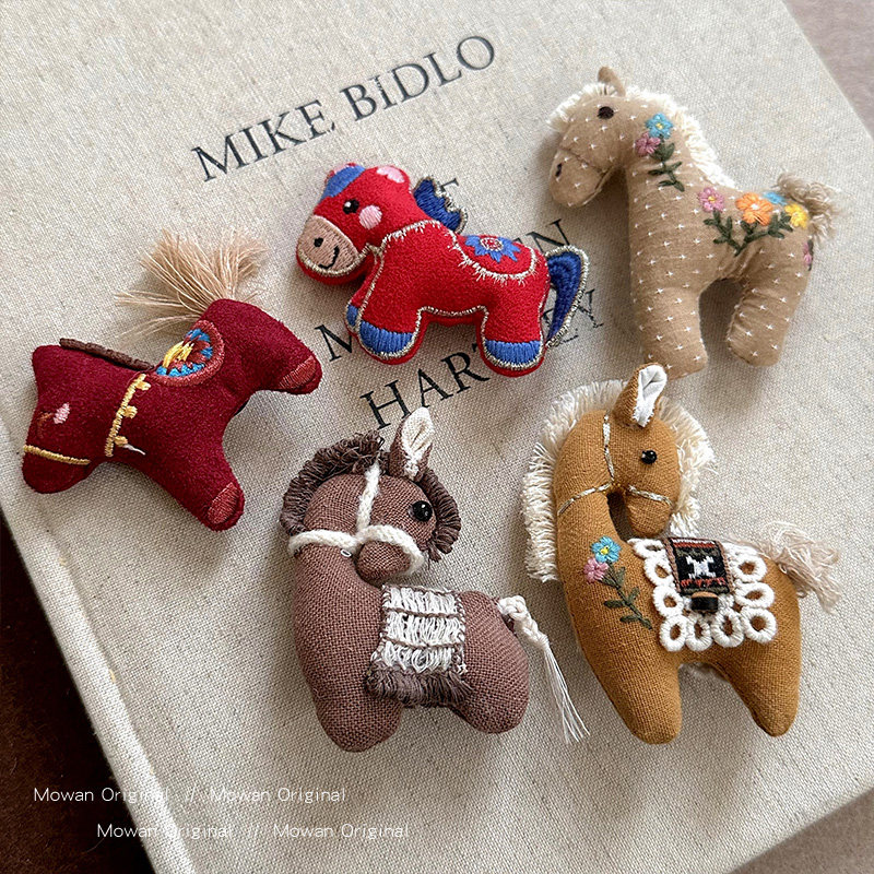 本命年可爱布艺小马胸针女款2025新款毛衣配饰胸花新年儿童饰品冬,淘宝优惠券,粉丝福利购,淘宝优惠卷