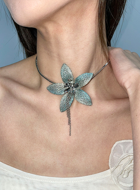 蓝色渐变编织花朵项链