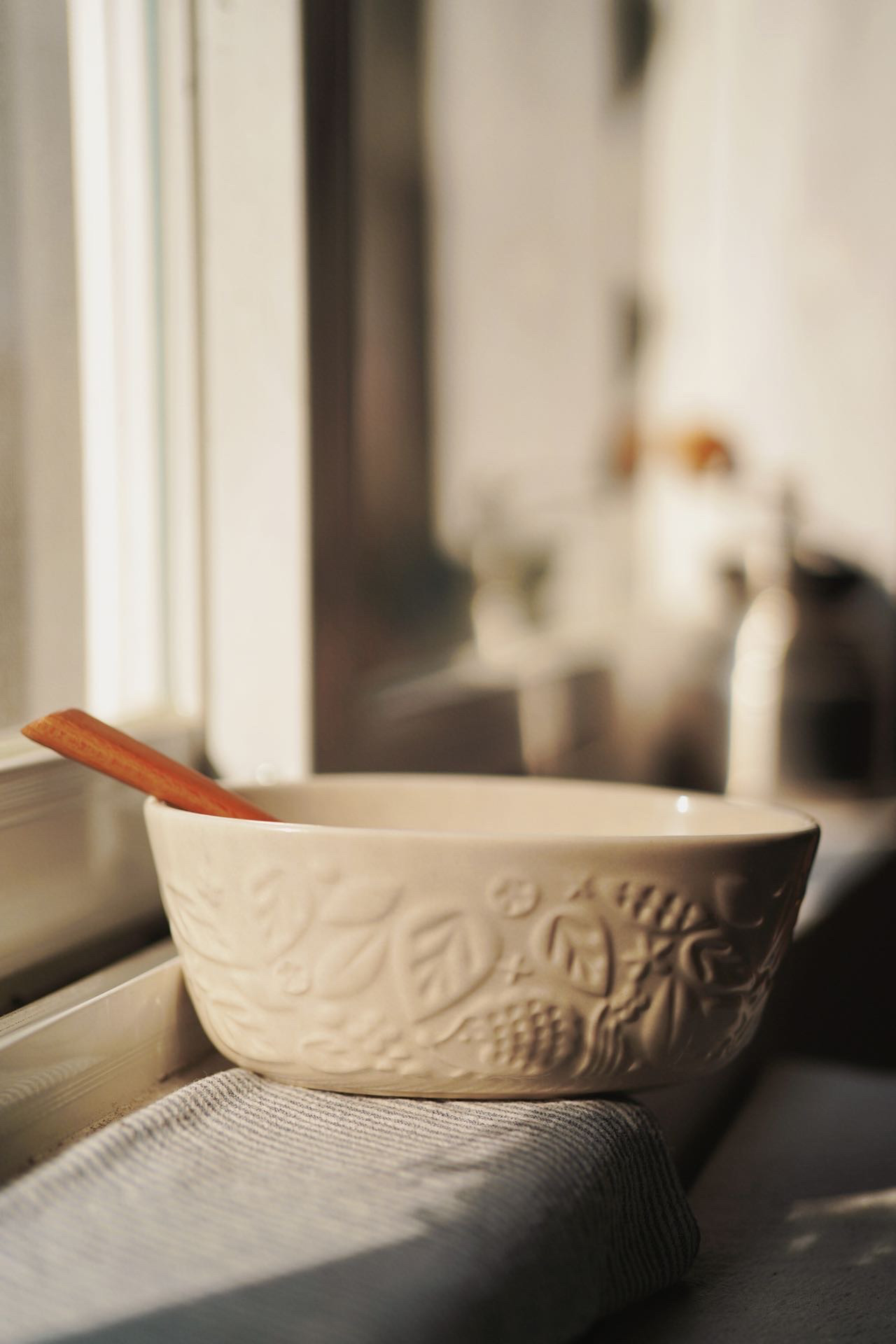 釉下彩浮雕陶瓷盘子家用菜盘2025新款碗碟餐具高级感碟子餐盘深盘