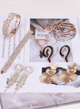 样板房间衣帽间梳妆台卧室饰品首饰耳环摆件衣柜衣橱陈设搭配套装