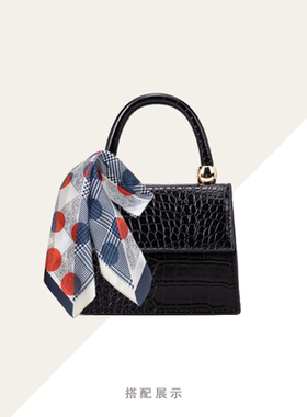 样板间衣帽间现代简约丝巾包包搭配披肩方巾软饰