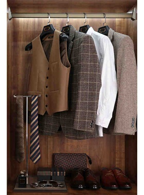 棕色轻奢样板房衣帽间男士西服软装饰品展厅衣服帽子皮鞋组合陈设