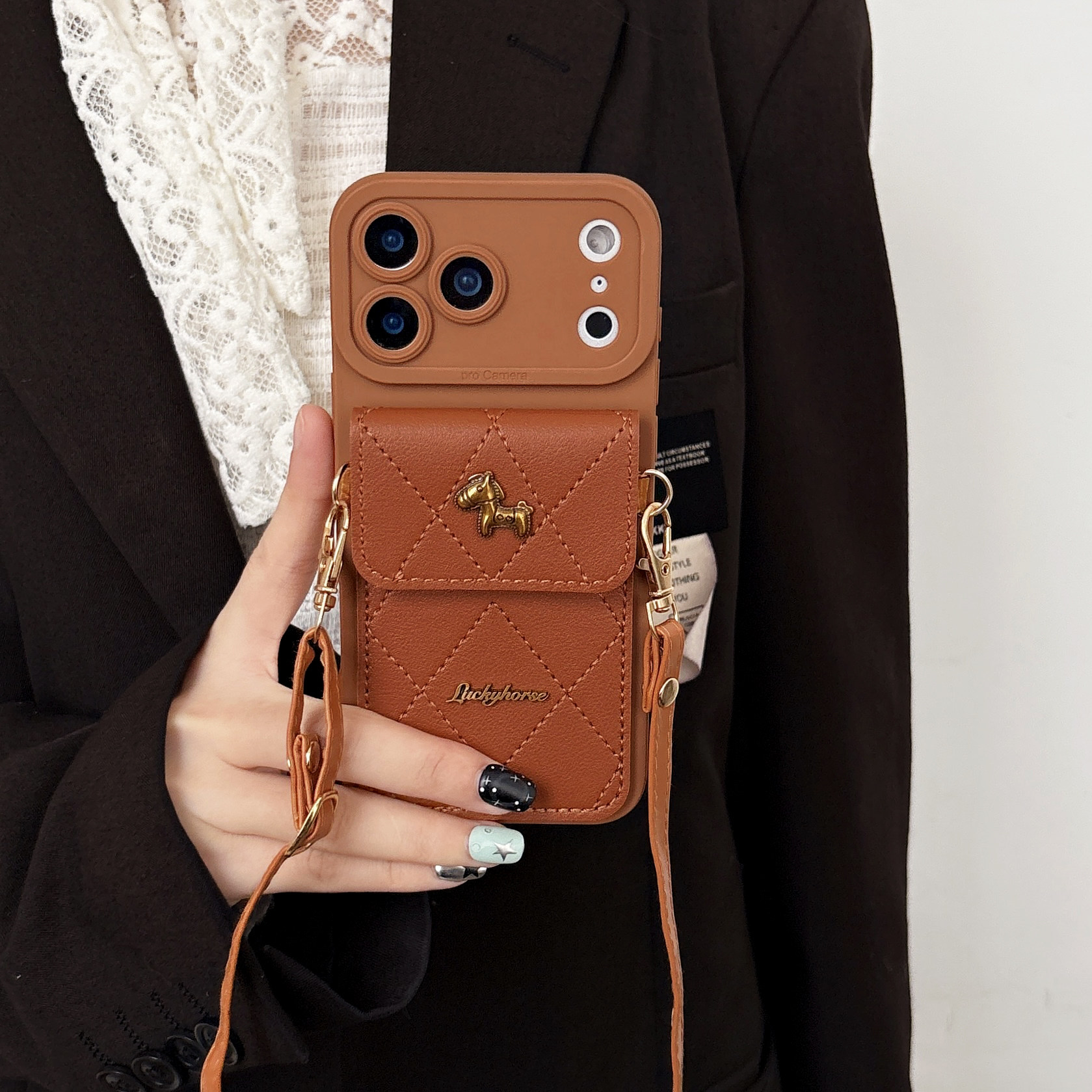 英文金属小马零钱卡包适用华为P80手机壳90荣耀500软P70斜挎挂绳mate60pro背带12nova14秋冬13畅享x50i女菱格,淘宝优惠券,粉丝福利购,淘宝优惠卷