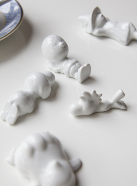 高白硬质陶瓷卡通人物筷子架