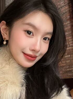 气质法式珍珠棕色耳环女秋冬新款浪漫小香风高级感方形耳钉女耳饰