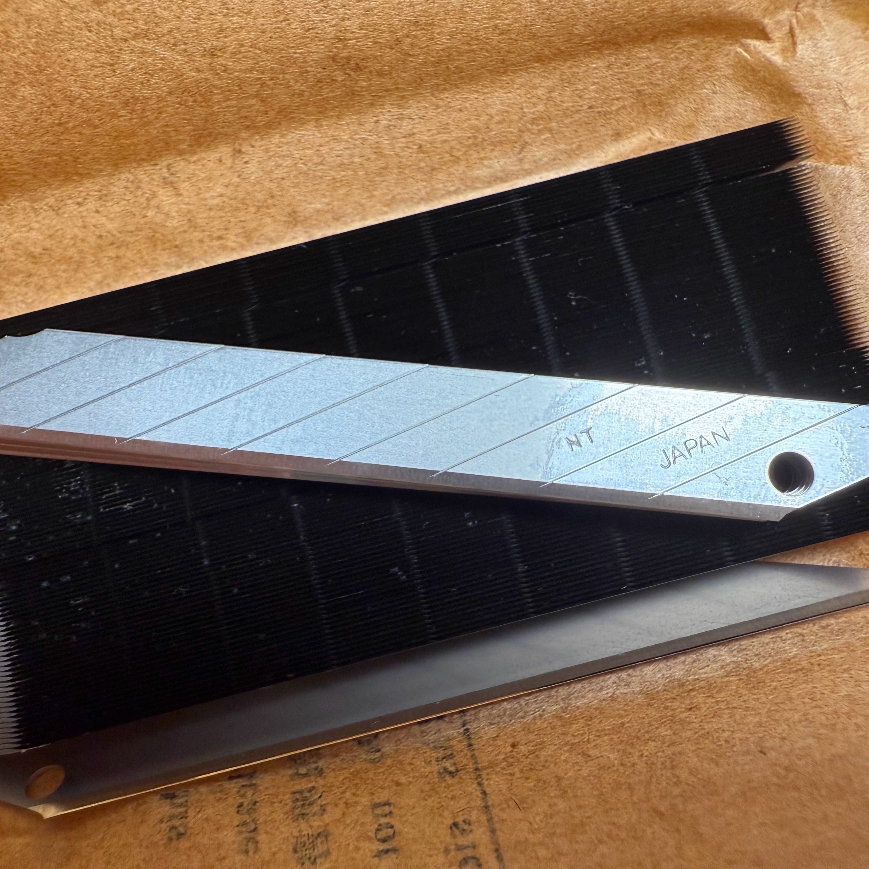 日本进口NT BD-1800 30度9MM折刃小号不锈钢美工刀片(100片） - 图1