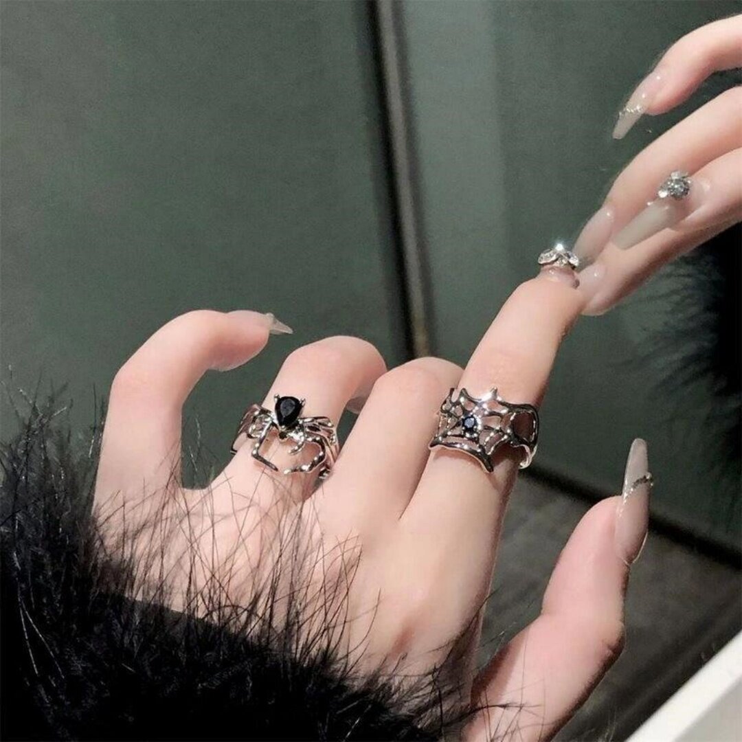 Dark retro style black alloy spider ring for women