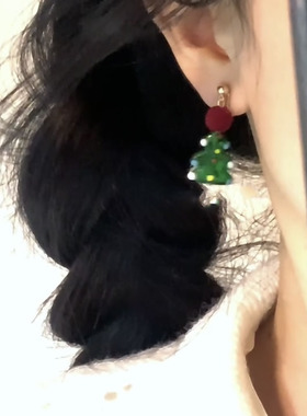 氛围感绿色圣诞树毛球耳钉