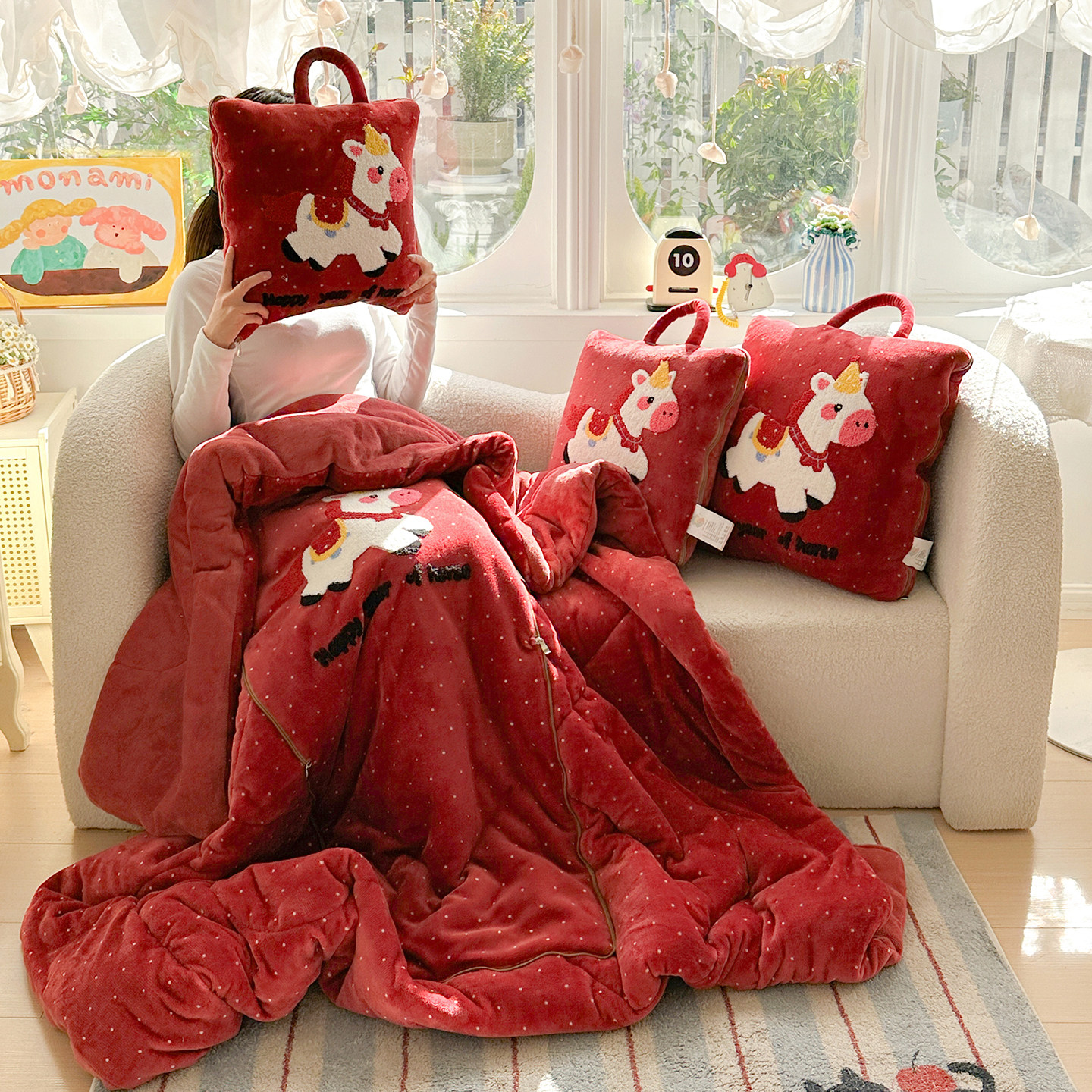 马年卡通手拎加厚牛奶绒抱枕被子两用午休折叠盖腿毯车载办公睡被,淘宝优惠券,粉丝福利购,淘宝优惠卷