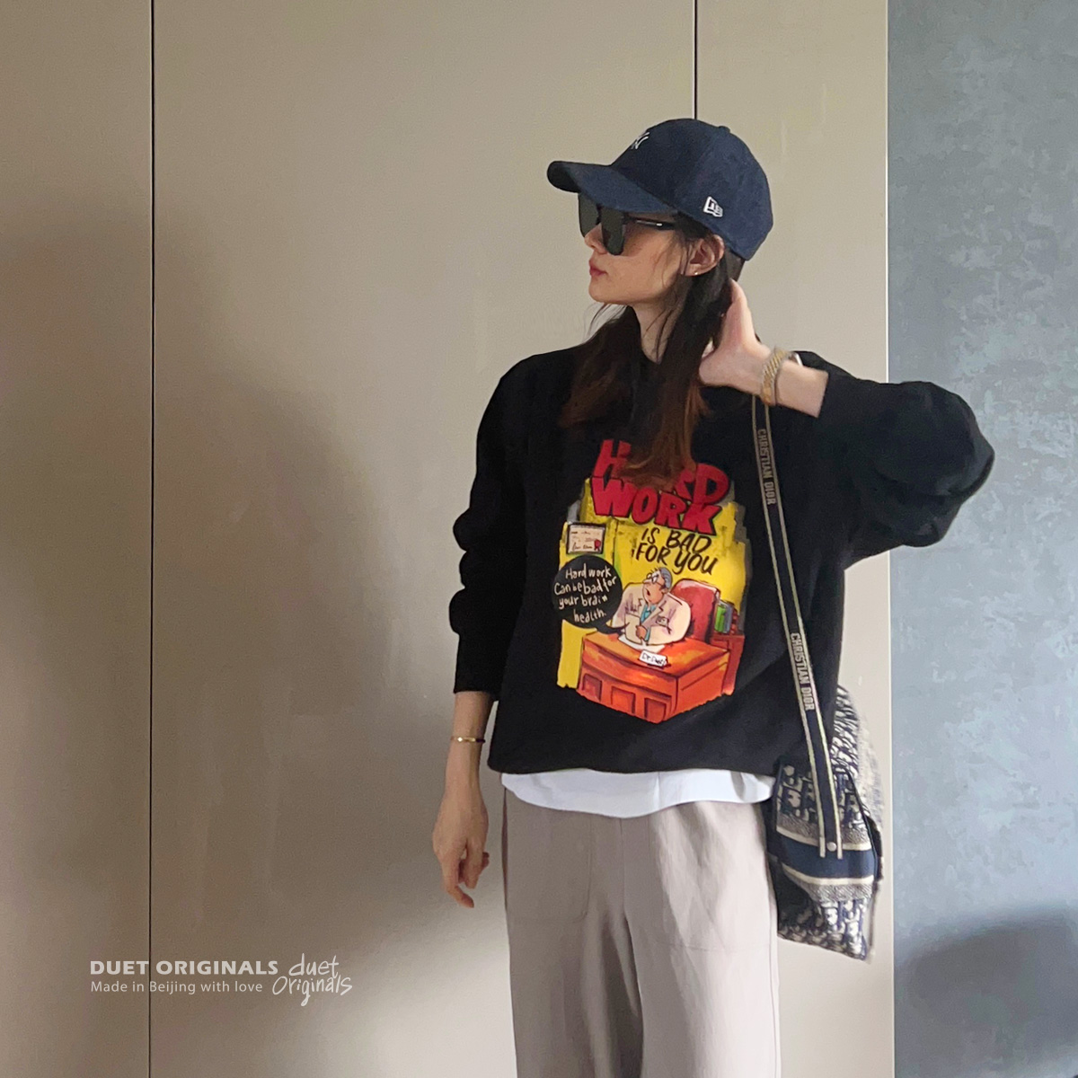 duet原创 hard work黑色圆领薄绒宽松休闲卫衣 - 图2