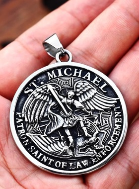 新款古希腊神话天使圆形吊牌欧美复古字母时尚个性潮男单身项链坠