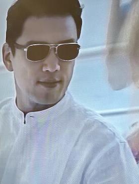 无双王耀庆同款墨镜驾驶黑客帝国