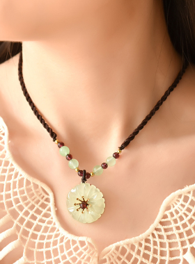古风岫玉花项链简约设计感
