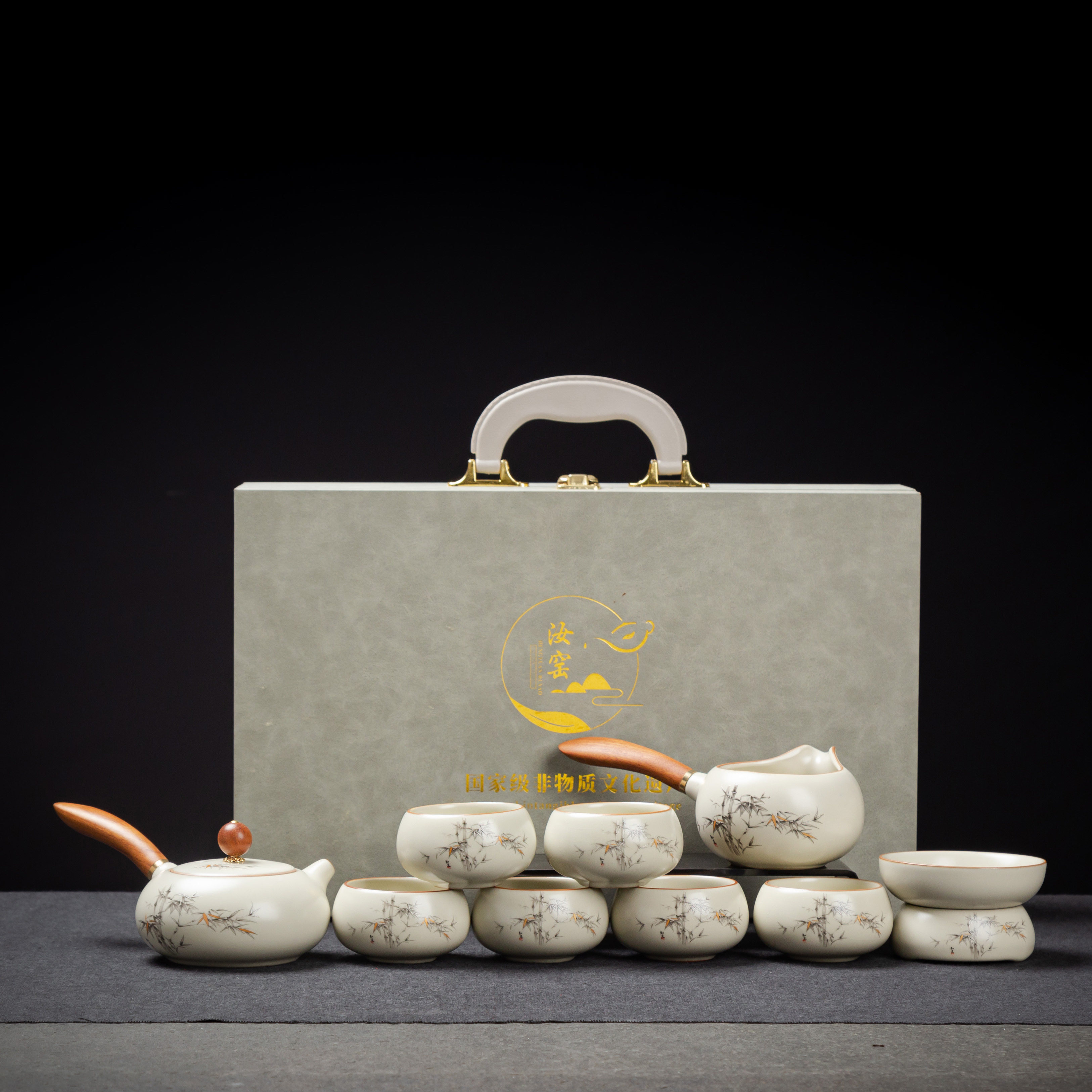 Young people give a complete set of high-end tea sets in a gift box to their elders and friends as Kung Fu ceramic teapots and teacups