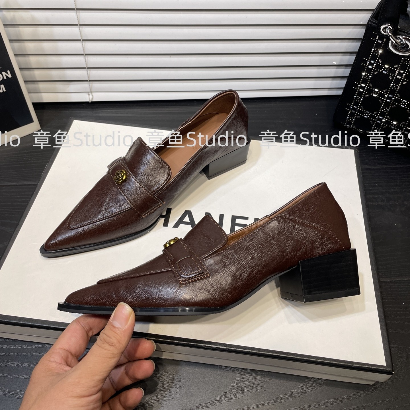 法式复古山茶花金属扣粗跟乐福鞋女小皮鞋2025秋新款尖头深口单鞋,淘宝优惠券,粉丝福利购,淘宝优惠卷