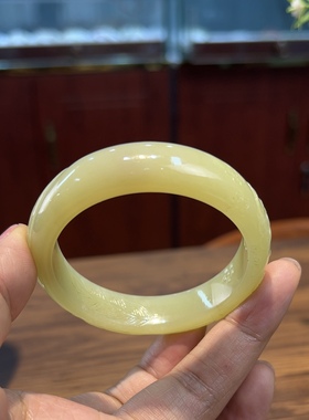 新疆直发正品和田玉若羌黄口手镯天然玉石老料镯子雕花55.5带证