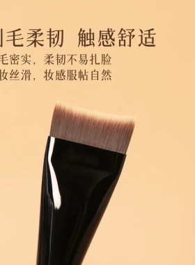 粉刷匠胡桃里B69弯刀粉底刷粉底液一刷无痕化妆师化妆刷