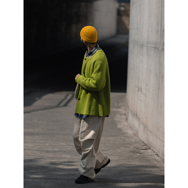 Raglan sleeve cardigan sweater round neck thick stitch