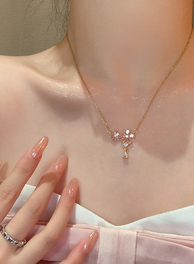 森系温柔甜美气质粉色锆石花朵吊坠项链女小众高级感钛钢锁骨链