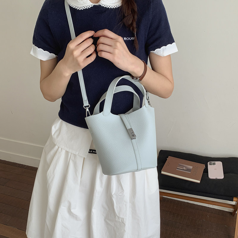 今年流行小众精致通勤水桶包包女日系小清新手拎包时尚单肩斜挎包,淘宝优惠券,粉丝福利购,淘宝优惠卷