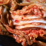 Корейская Кимчи Аутентичная горячая капуста и соленые огурцы под северо -восточной янбийской корейской корейской кимчи холодной лапшой 400G