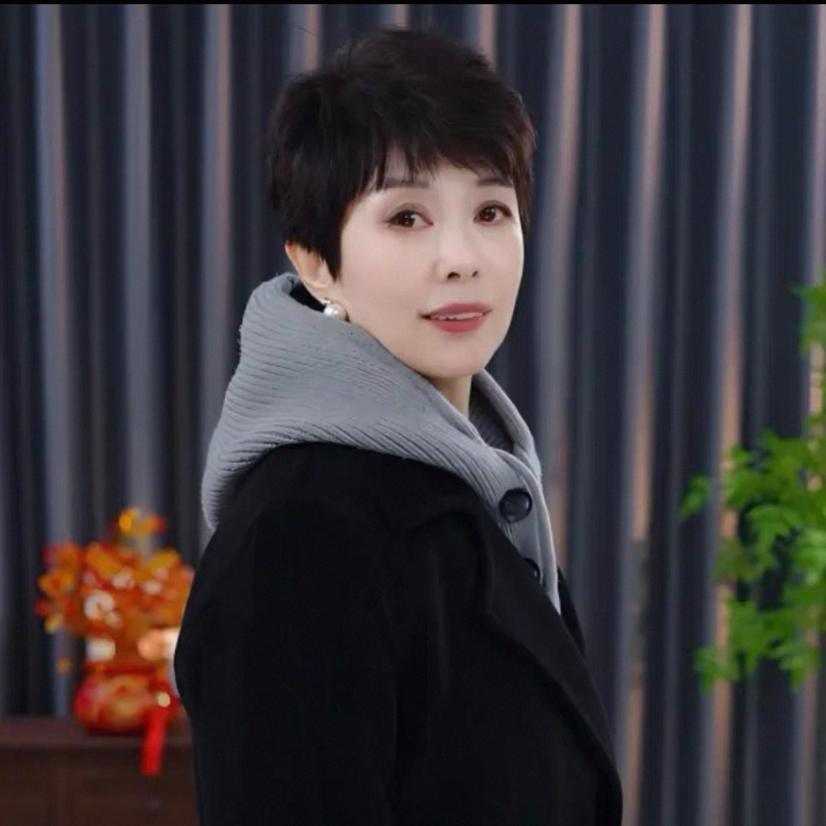 【新芳】针织克拉克拉法帽带纽扣秋冬季韩版保暖护耳连帽围脖爆款 - 图1