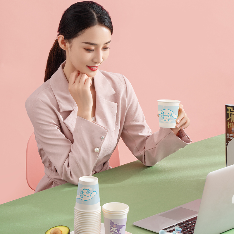 宜洁三丽鸥一次性纸杯手套家用加厚可乐水杯子纸盘纸碗独立装吸管