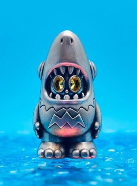 kozoo艺术家联名系列陈威信说谎的鲨鱼925银镶嵌版艺术潮玩挂坠