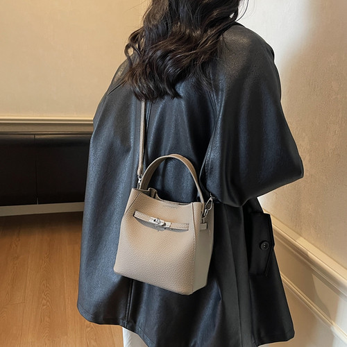 今年流行爆款包包女式2025新款超火铂金水桶包洋气百搭单肩斜挎包 - 图1