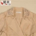 Stubborn Fanghua 2019 xuân mới của phụ nữ nghệ thuật retro cổ điển thêu ve áo dài áo khoác gió hoang dã - Trench Coat áo khoác cho phụ nữ cao tuổi Trench Coat