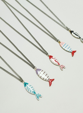 钛钢镀真金小鱼骨彩色珐琅项链女个性创意条纹吊坠情侣闺蜜锁骨链