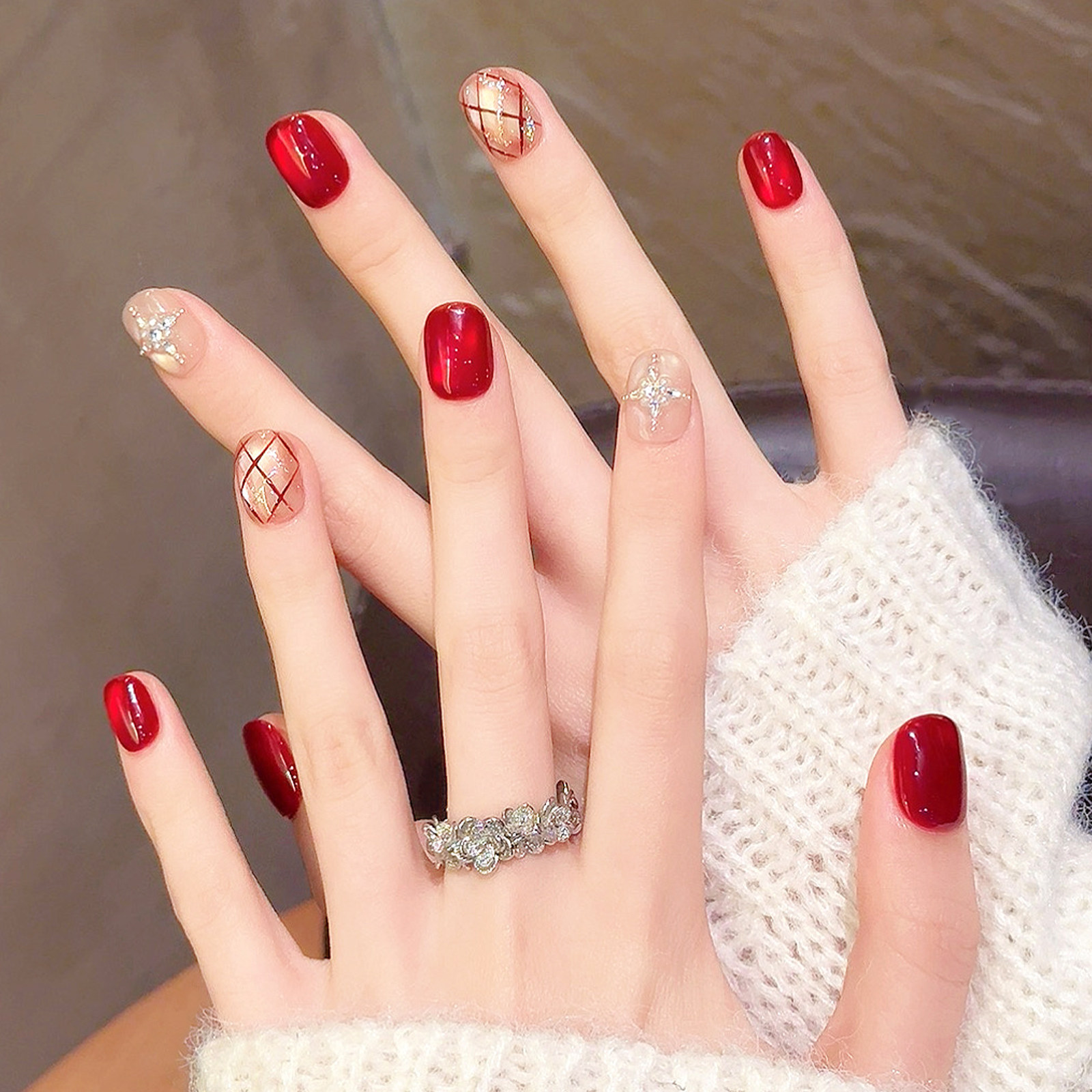 云皙菱格红色猫眼手工穿戴甲2026新年美甲秋冬高级感短款指甲贴片,淘宝优惠券,粉丝福利购,淘宝优惠卷