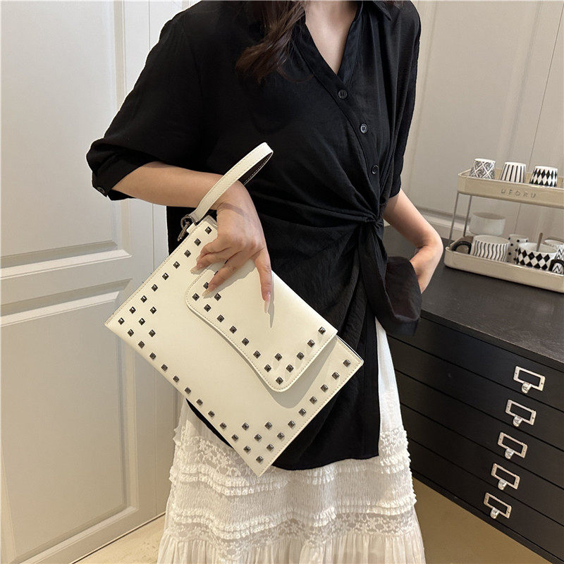 芊舒祺2026新款日韩风铆钉手拿包女黑色小众设计感大容量时尚手包,淘宝优惠券,粉丝福利购,淘宝优惠卷