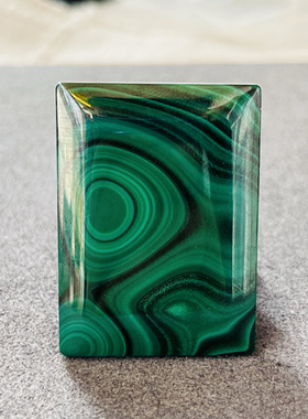 非常有特色的一款无事牌孔雀石挂坠，40×29×6mm重量26.3克