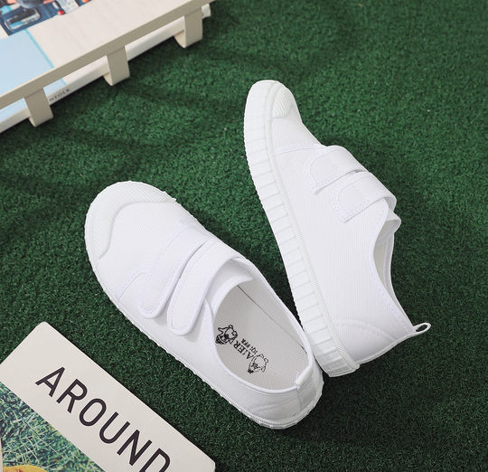 Ханфу в сочетании с детской белой парусиновой обувью.