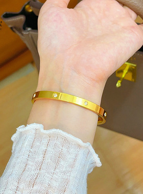 金店同款沙点钻光面手镯闭