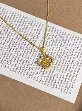 黄金色古法毛衣链锁骨链弧形弯管吊坠沙金拉丝四叶草金刚杵吊坠