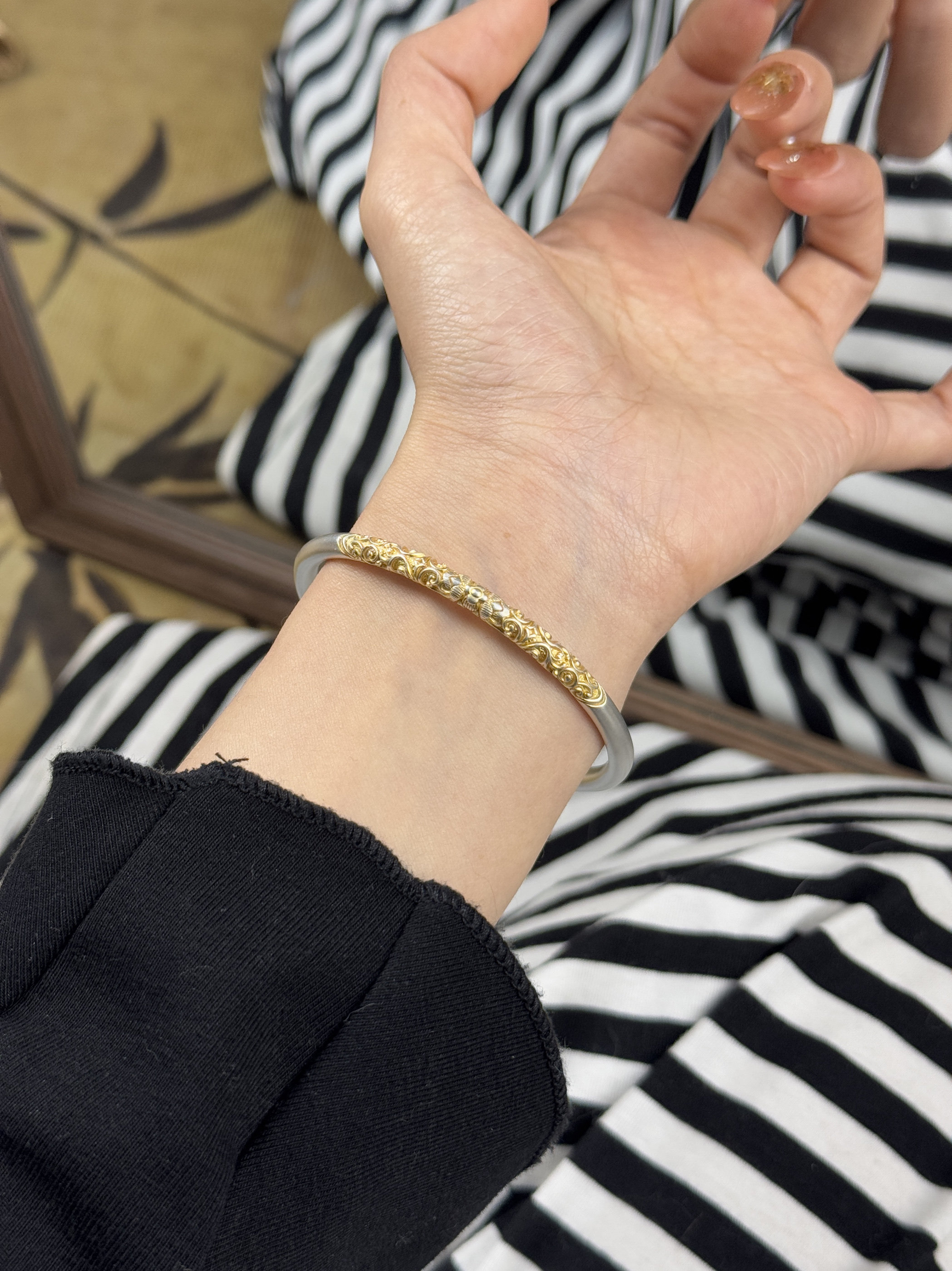 兮语「金箍」足银999.9描金卷草纹手镯闭口银镯子新中式高级感,淘宝优惠券,粉丝福利购,淘宝优惠卷