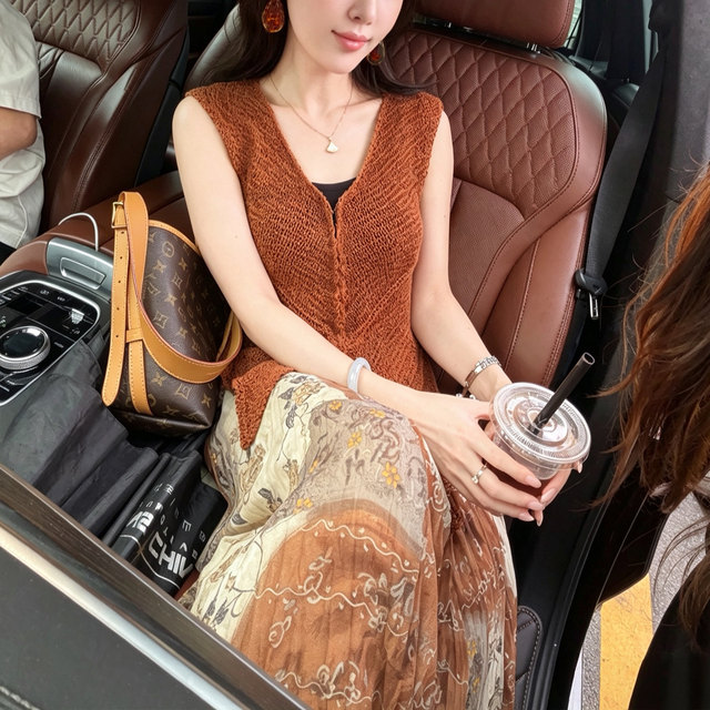 ສິ້ນກະໂປງລາຍດອກກຸຫຼາບສີນ້ຳມັນທີ່ມີແອວສູງ drapey, ອາລົມອ່ອນໂຍນ ແລະກະໂປງຍາວເຄິ່ງກາງ