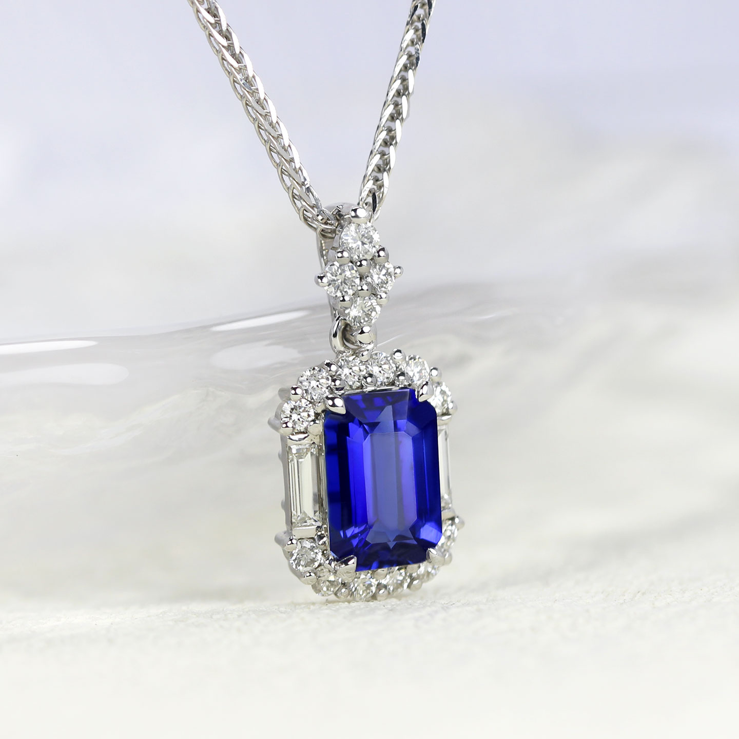 精品18K白金天然皇家蓝宝石吊坠 1克拉正蓝色玻璃体项链吉尔德证 - 图0