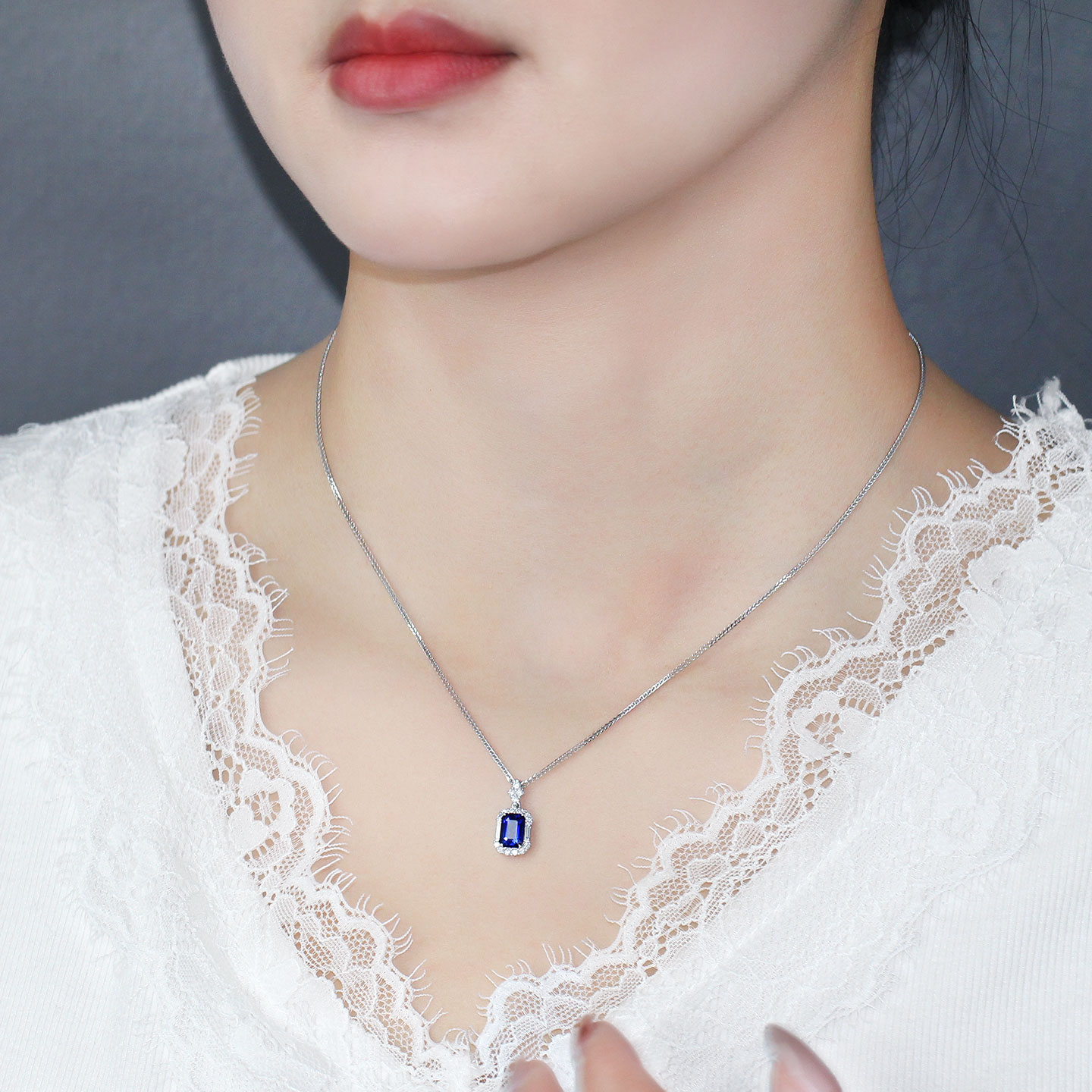 精品18K白金天然皇家蓝宝石吊坠 1克拉正蓝色玻璃体项链吉尔德证 - 图2