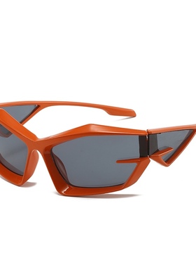 未来科技感异型黑色墨镜男