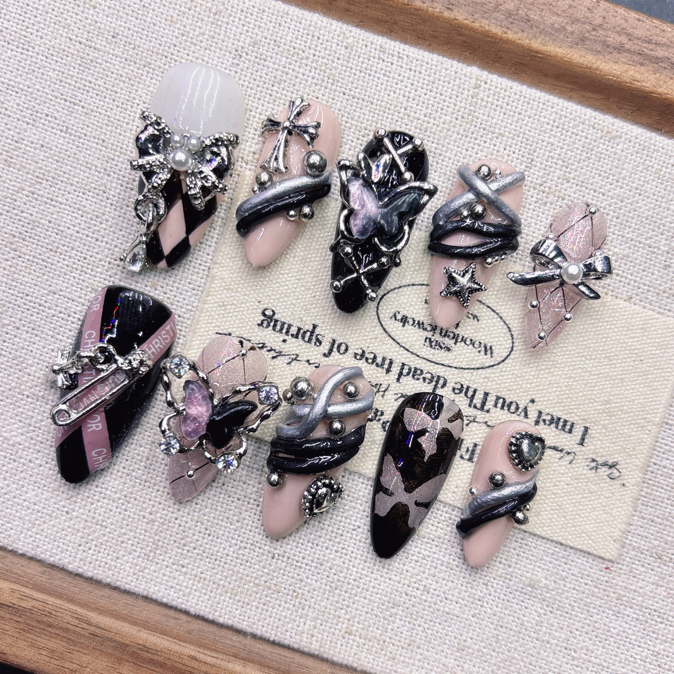 黑粉色纯手工穿戴甲暗黑二次元蝴蝶玫瑰高级感短款美甲新中方杏仁,淘宝优惠券,粉丝福利购,淘宝优惠卷