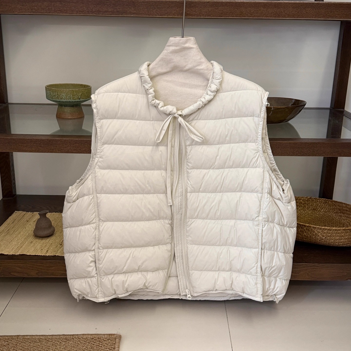 2025秋冬新款韩版排骨纹轻薄款羽绒马甲女圆领系带泡芙感减龄背心 - 图3