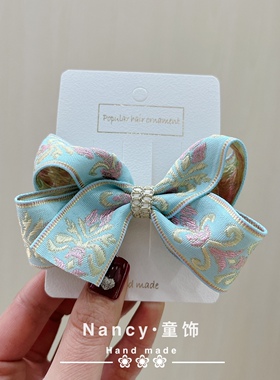 浅蓝色刺绣扭扭夹蕾丝蝴蝶结
