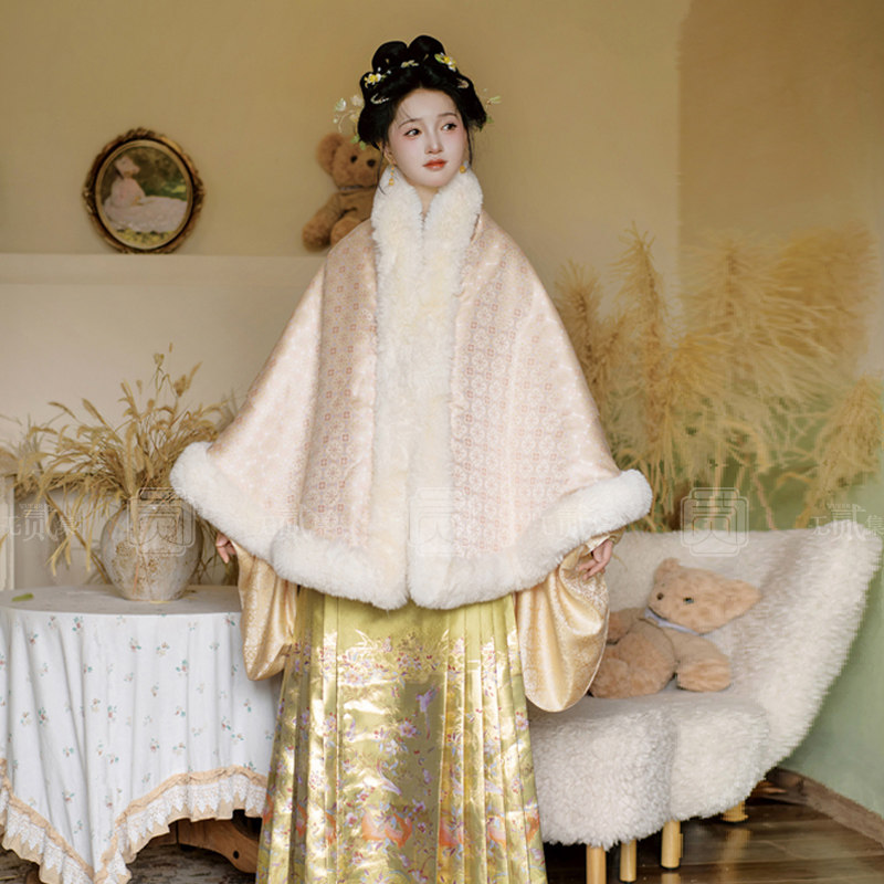 无贰集【榴光月落】明制圆领袍保暖仿宋锦披肩马面裙千金风圆领袄,淘宝优惠券,粉丝福利购,淘宝优惠卷