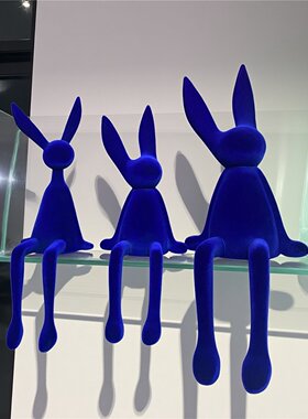 纯正克莱因蓝高级感坐姿兔子摆件