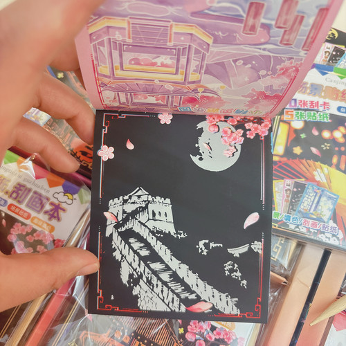 新款女孩场景贴纸刮画本儿童益智DIY趣味填色图画幼儿园卡通涂色 - 图2